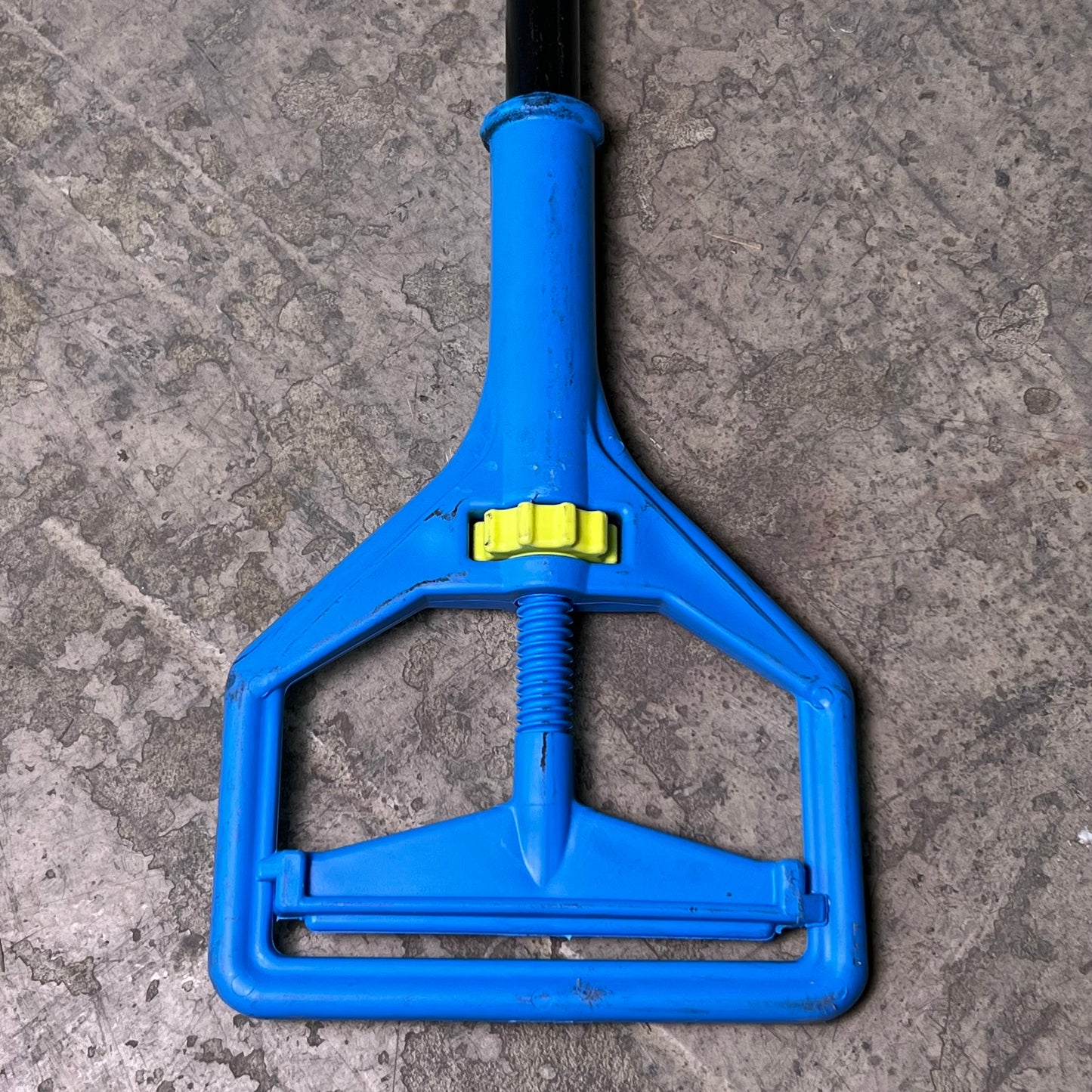 HOSPECO (2 PACK) Side Gator Mop Handle Black & Blue