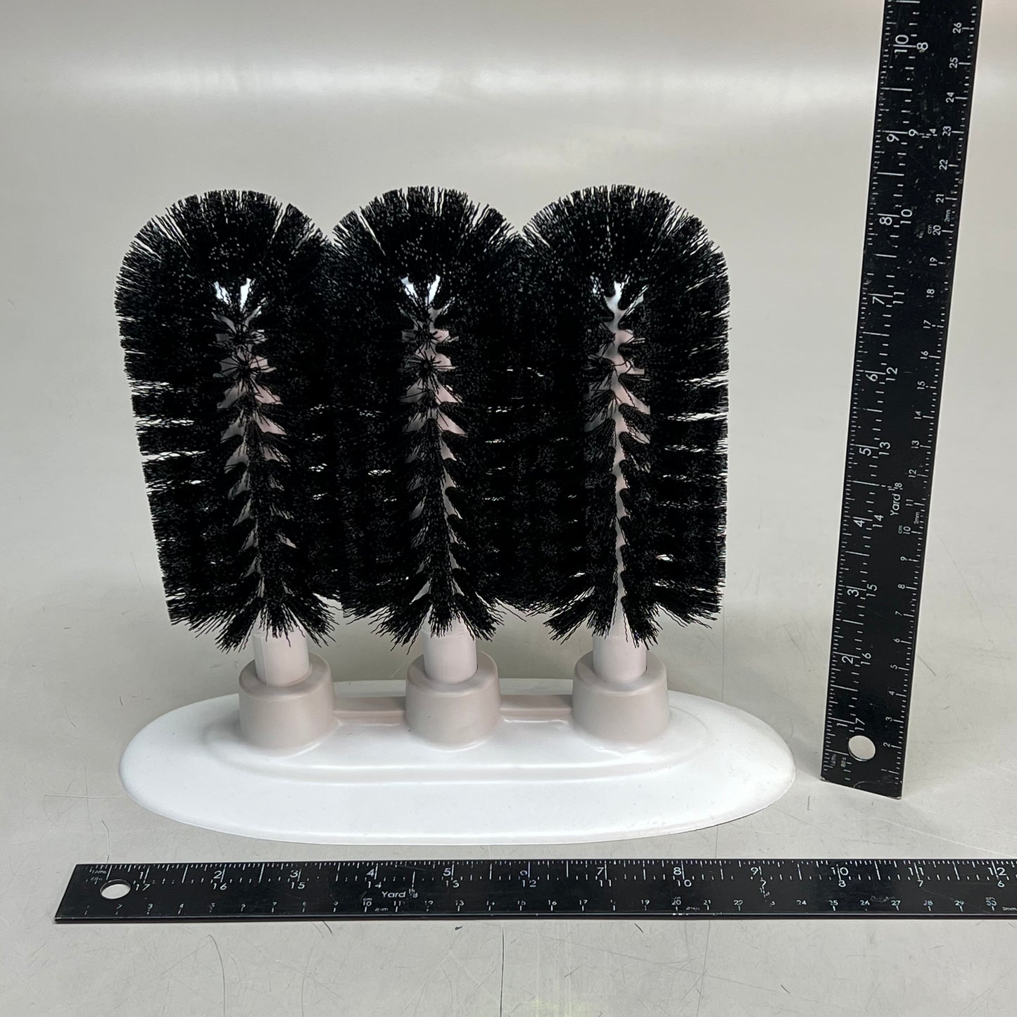 CARLISLE Sparta Heavy Duty Manual Triple Glass Washer 8" Black/White 4046103