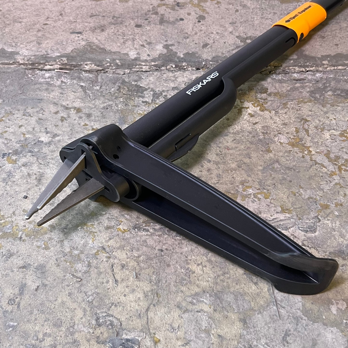 FISKARS Deluxe Stand-up 4 Claw Long Handle Weed Puller Tool Sz 39"L Black 1074437