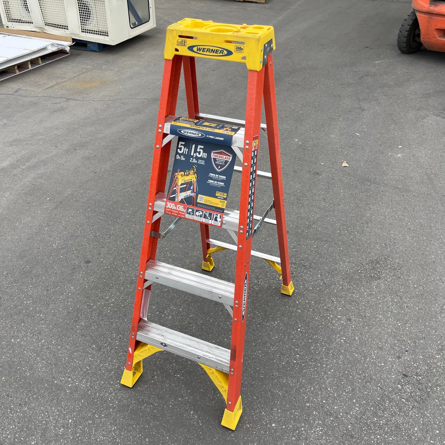 Z@ WERNER A-Frame Fiberglass Step Ladder 5' 300 lb Load Cap 6205 (As-Is)