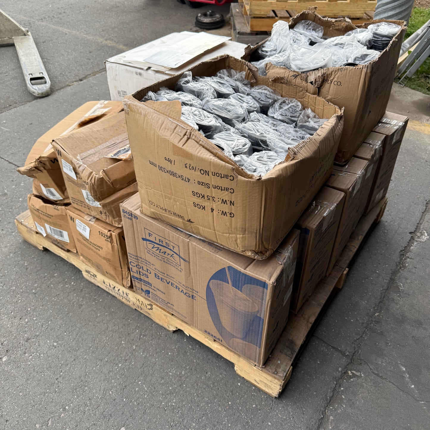 ZA@ Pallet of FIRST MARK Clear Lids, Black Hot Cup Lids, Tortilla Strips, & Toilet Seat Covers