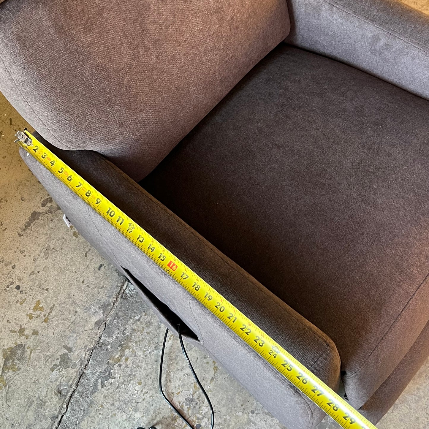 VIVALIFT POWER RECLINERS Lift Chair 27"L x 27"W x 46"H Brown