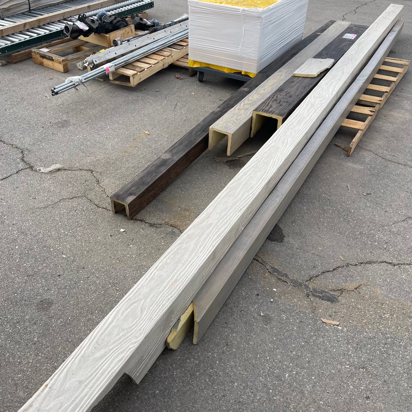 ZA@ Pallet of MIXED Faux Wood Molding 23’ - 7’ Length (AS-IS)