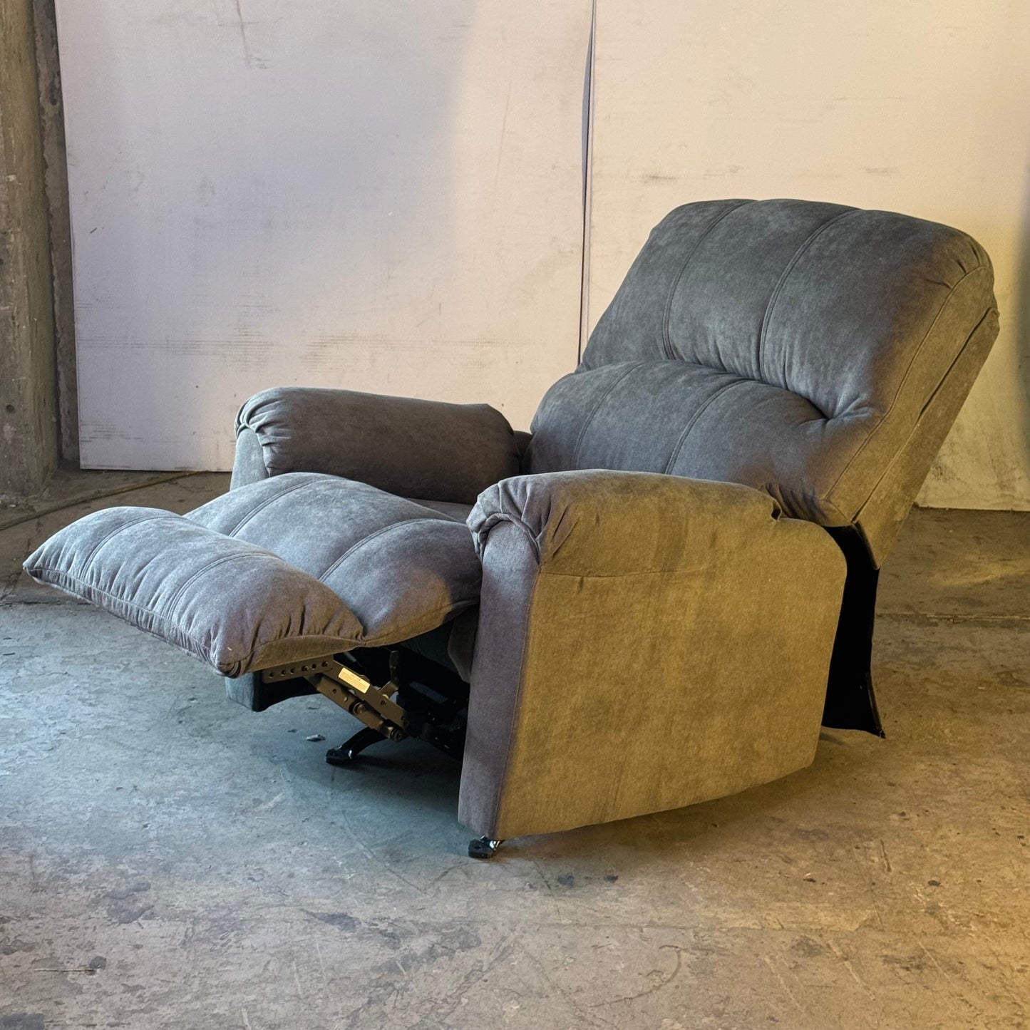 ZA@ Pallet of DAYTON Recline Furniture, Grey 63612-3465
