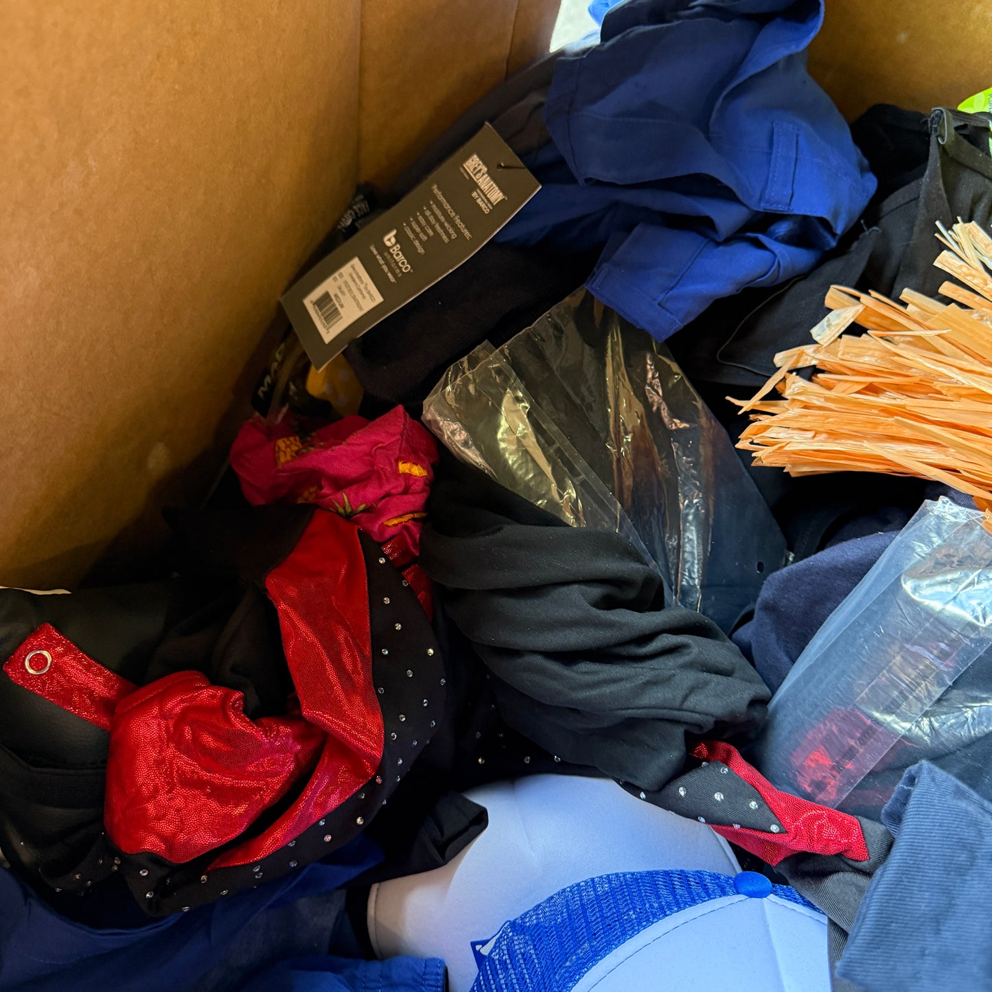 ZA@ Pallet of Men’s & Women’s Clothing! Includes Bonus Grass Skirt w/ Seashell Bra & Striped Pants! PayWut?!