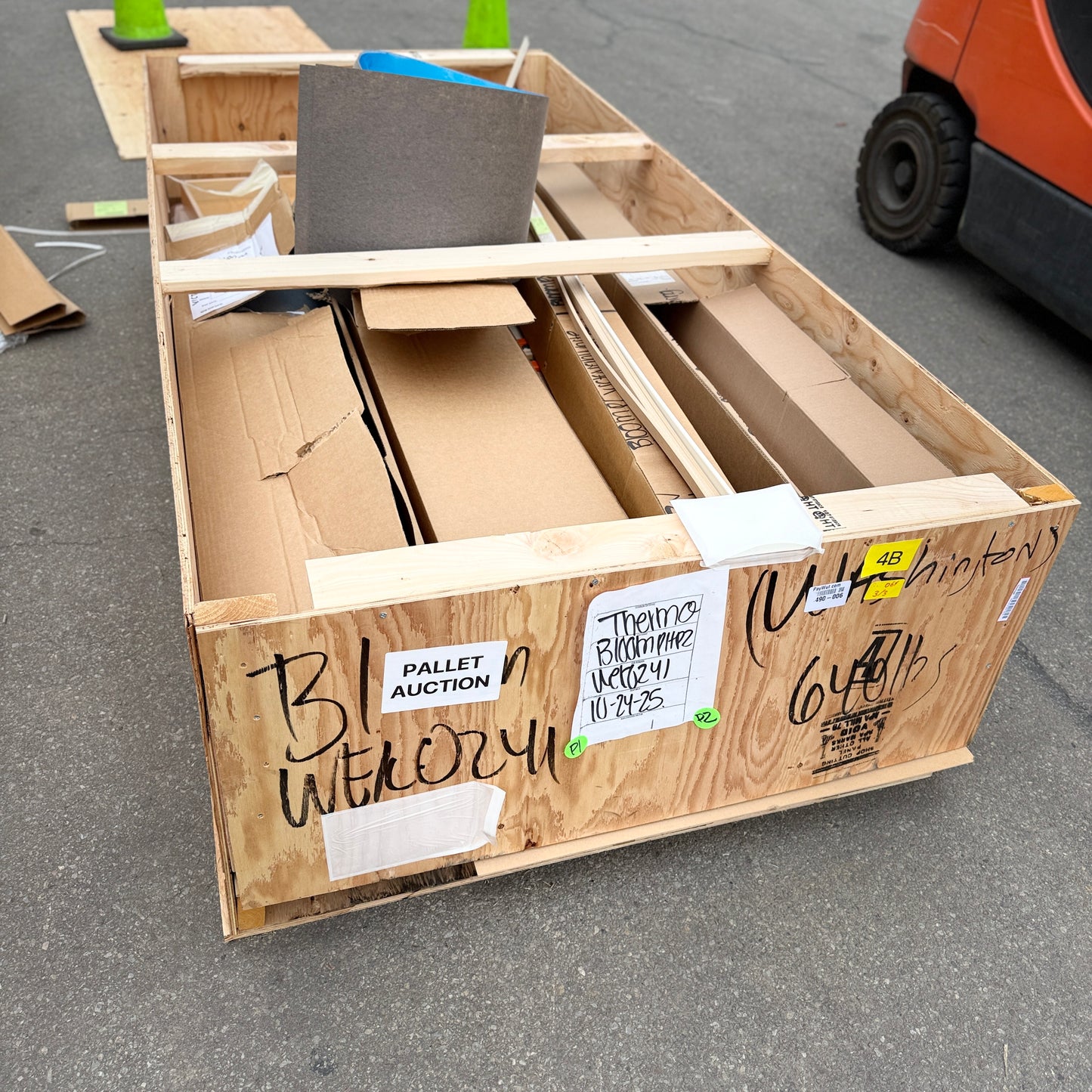 ZA@ Pallet of REBORN CABINETS Pressed Wood Cabinetry Parts Black, White (AS-IS)