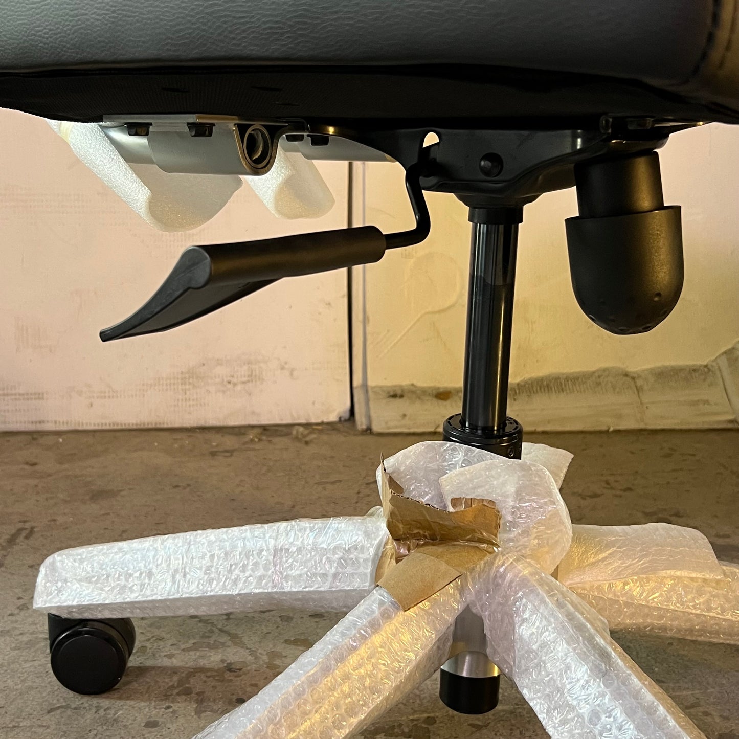 UNIVERSAL Task Chair Sz 42"H x 20"W x 18"L, Black 3X-8000367-I REV 250