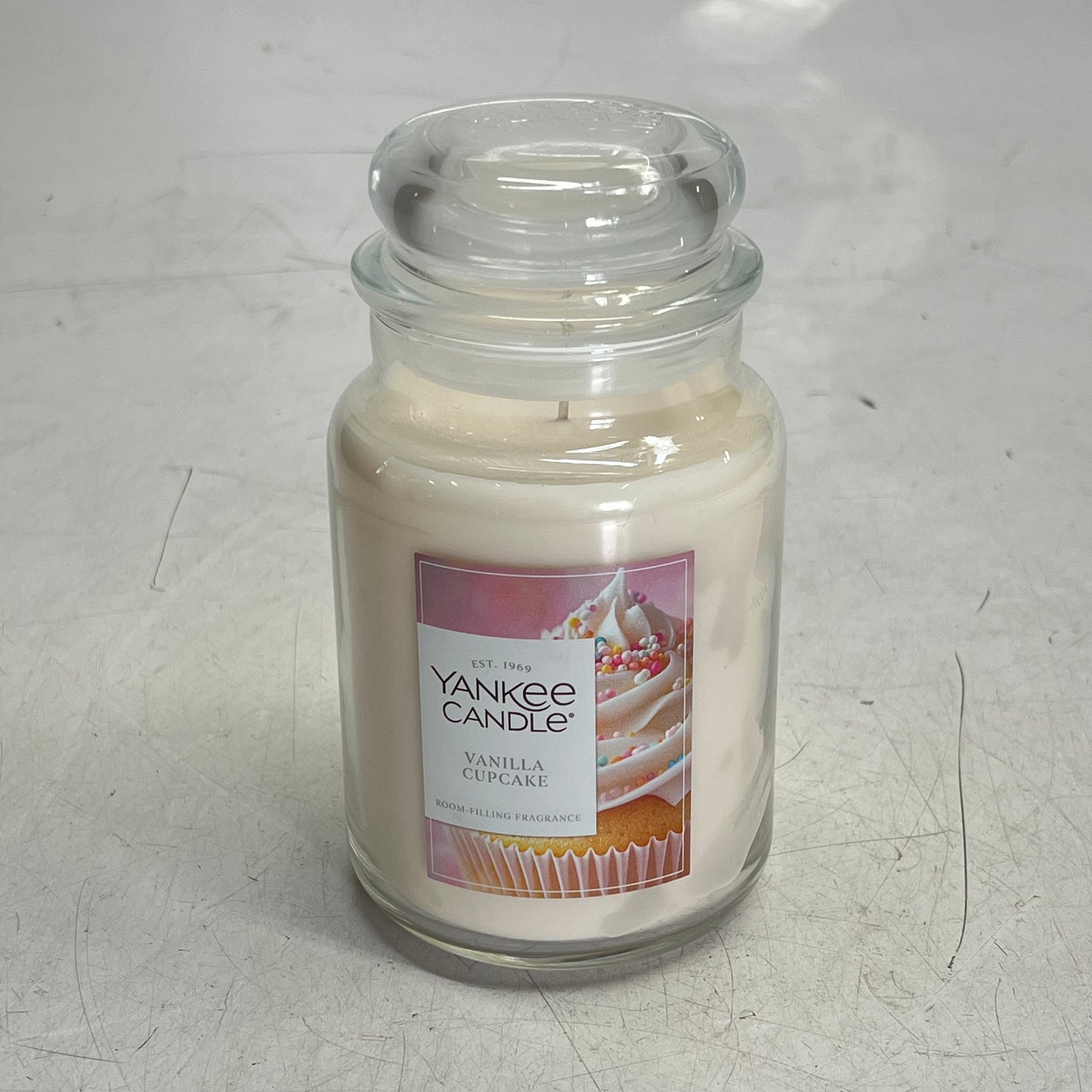 YANKEE CANDLE Single Wick Candle W/ Sealing Lid Vanilla Cupcake Scent 150hr 22oz