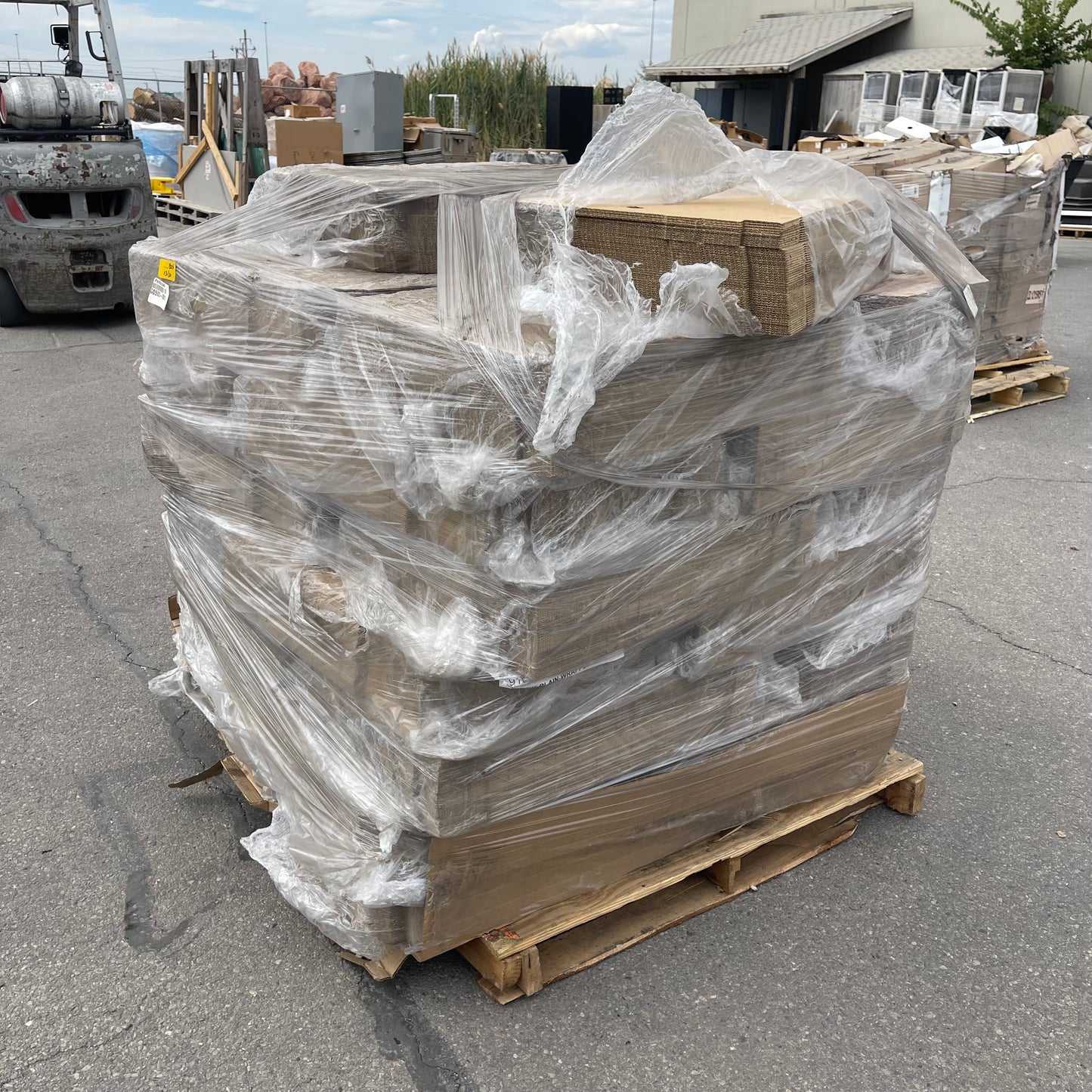 ZA@ Pallet of MIXED Flat Corrugated Cardboard Boxes 13”x10”x2” (AS-IS)