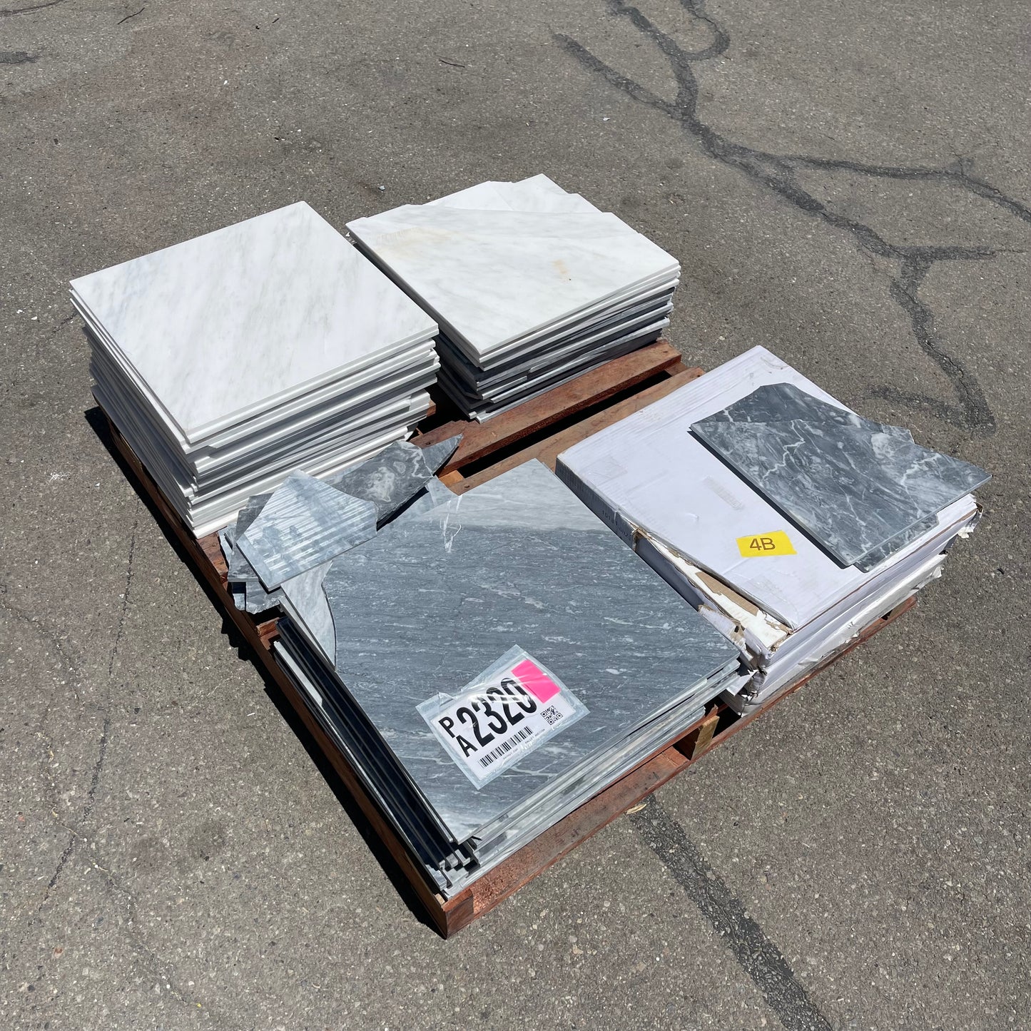 ZA@ Pallet of RIAD Casablanca Carrara & Bardiglio Grey Tiles 18"x18" (Some Broken, see images)