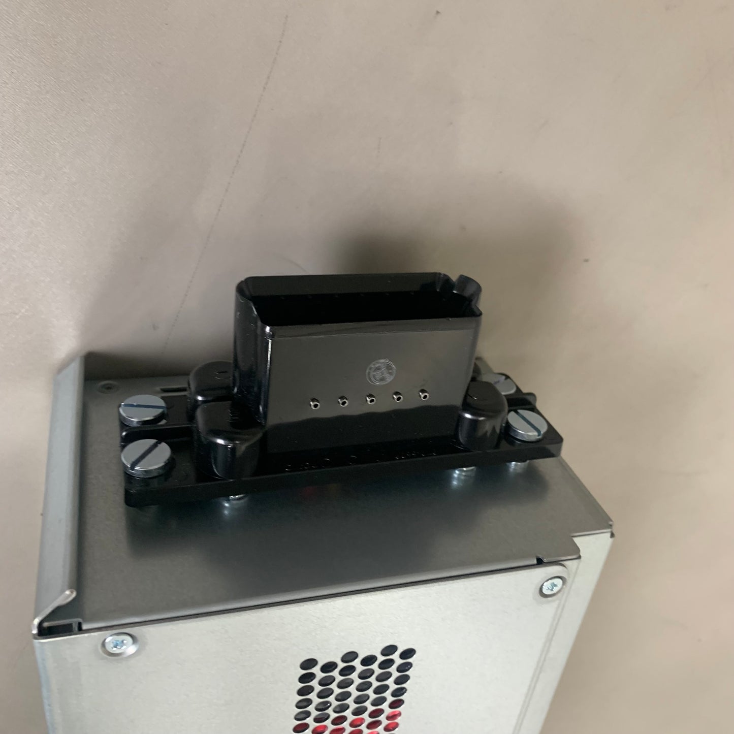 AMERICAN POWER CONVERSION Symmetra Battery Module Plug & Play Instal SYBTU2-PLP