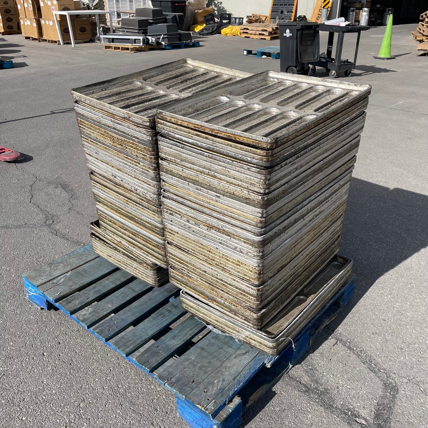 ZA@ Pallet of MIXED Bread Baking Trays, Steel 26.5”x18.5” pans ~900 lbs total (AS-IS)