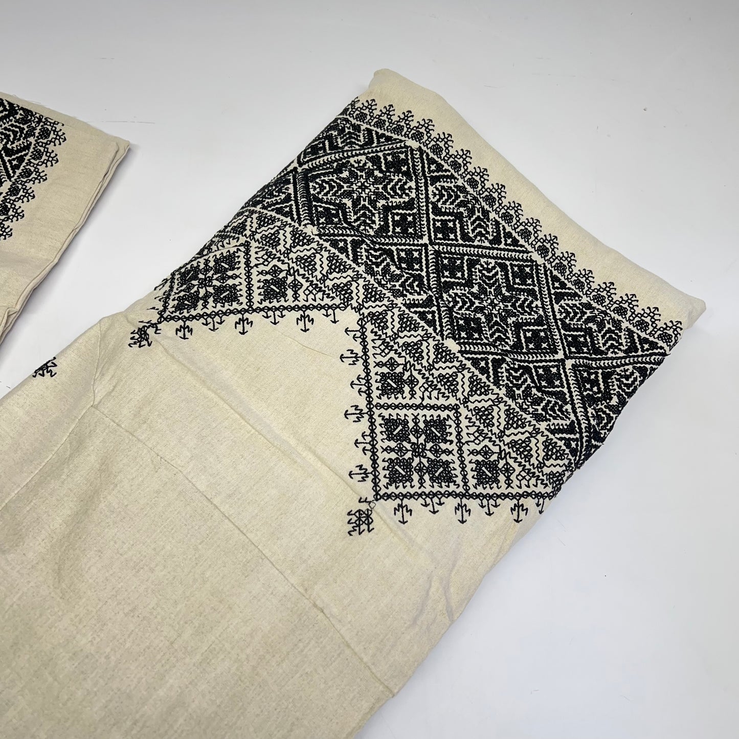 BANANA REPUBLIC Heirloom Embroidery Duvet Cover King 108"W x 96"L Black/Crème