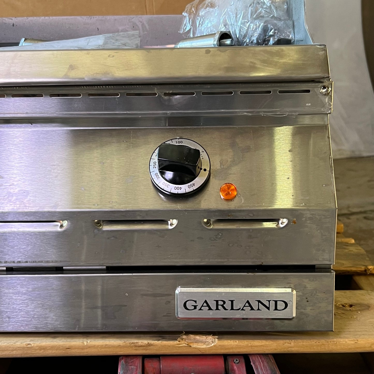 GARLAND Electric Commercial Range Sz 24"W x 24"L x 14"H, ED-24G (New w/ Damage, One Leg Missing)