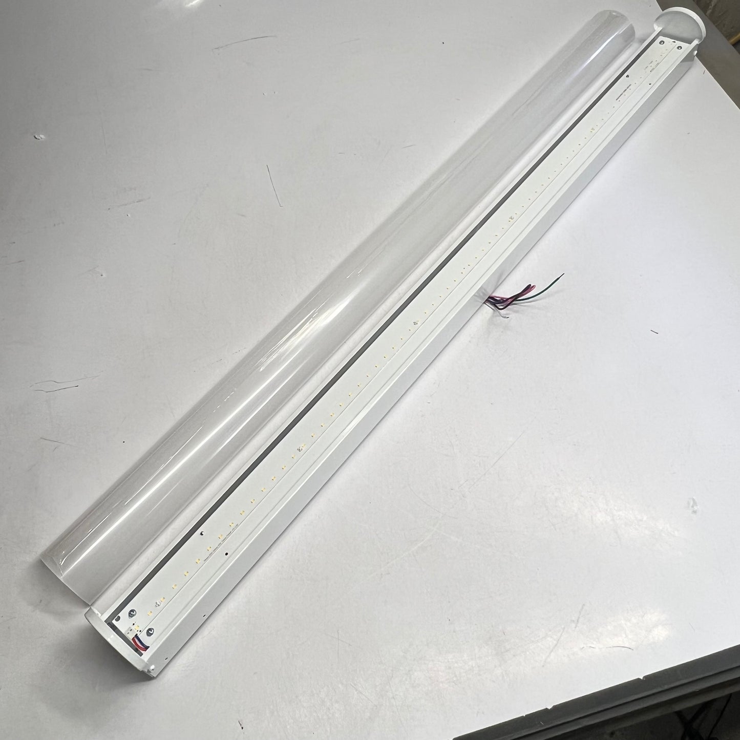 ILP LIGHTING Linear Strip Light  4' 25W 4000K Frosted Acrylic White VS43LU40FRL