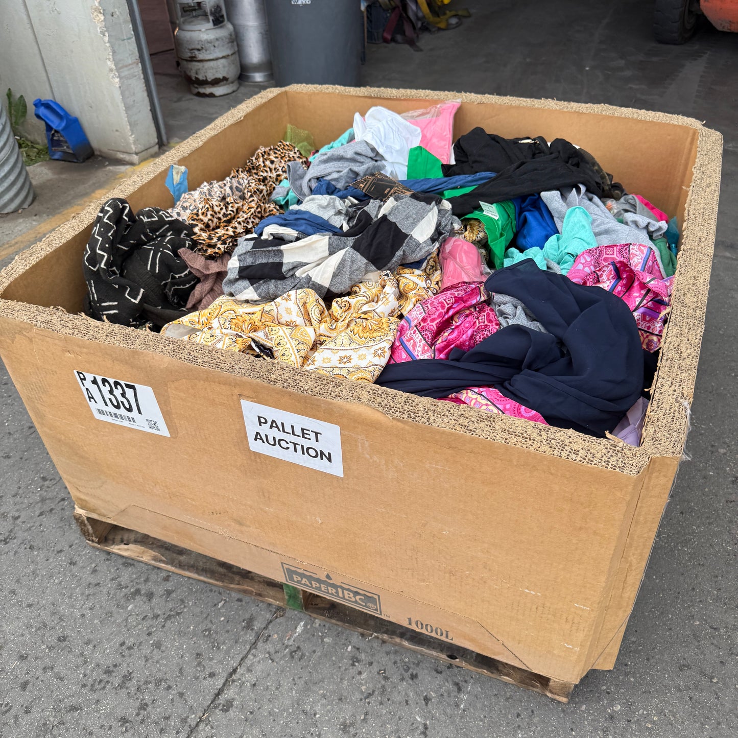 ZA@ Pallet of MIXED Men’s & Women’s Clothing & Kid’s Costumes