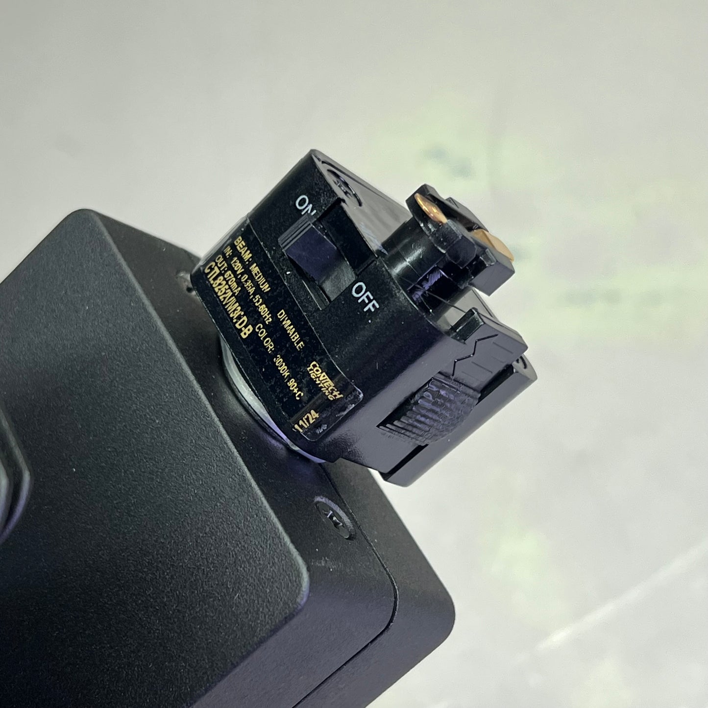 CONTECH LIGHTING Leviton Track Fixture Vert HSG 3000K CRI Black CTL8252VM3CD-B