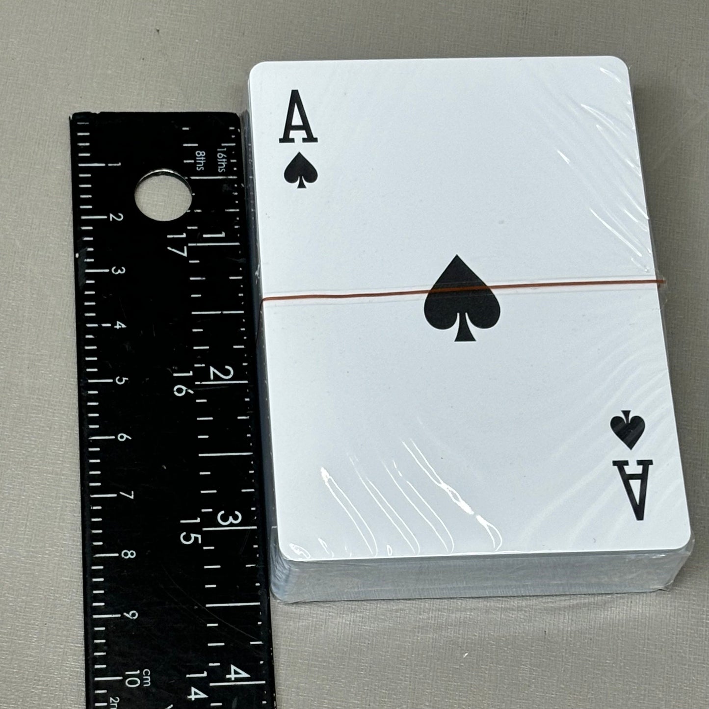 ZA@ GEKO BRANDS Water Proof Playing Cards w/ Plastic Case Standard Deck E