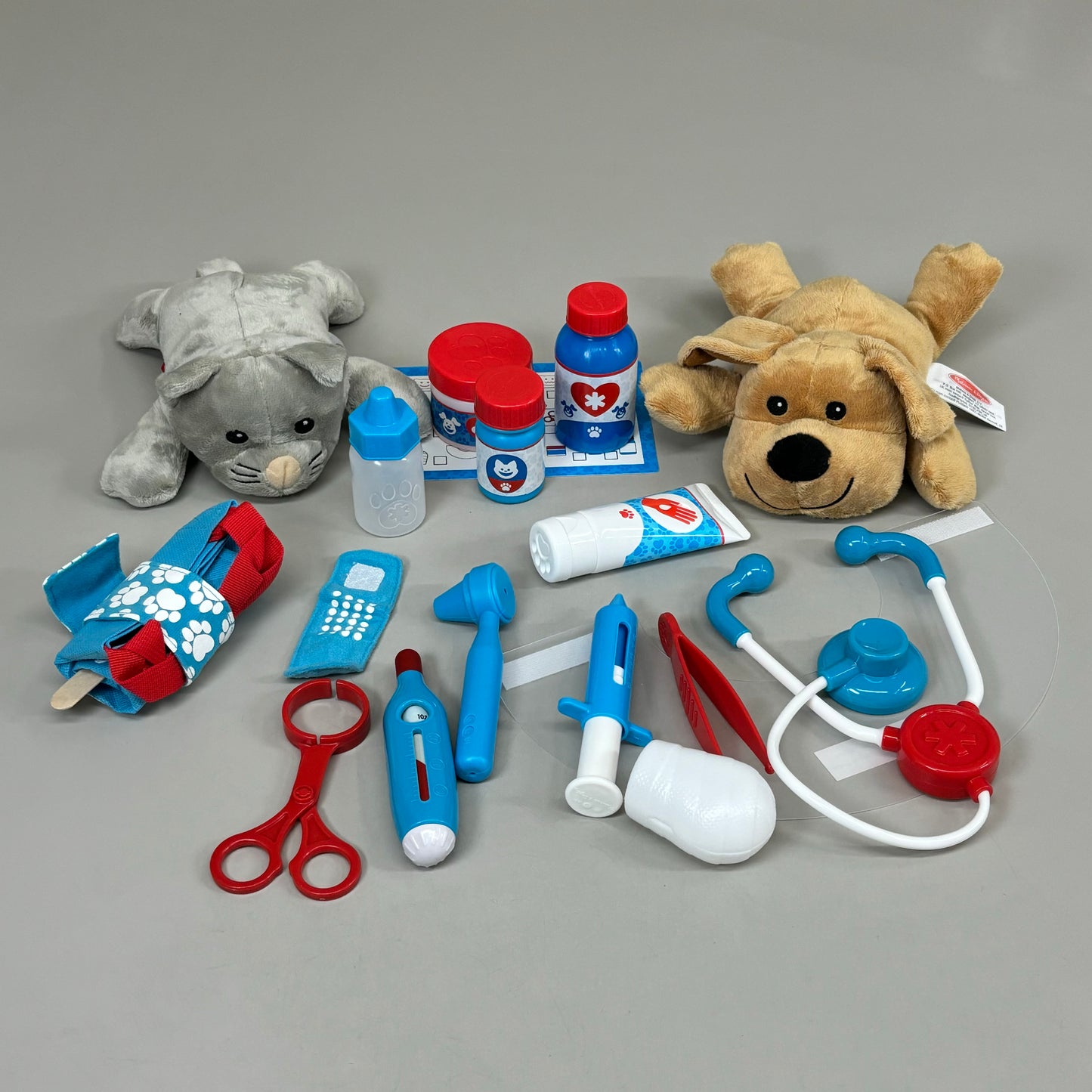 MELISSA & DOUG Pet Vet Play Set Veterinarian Role Playing Accessories 24 PCS 8520