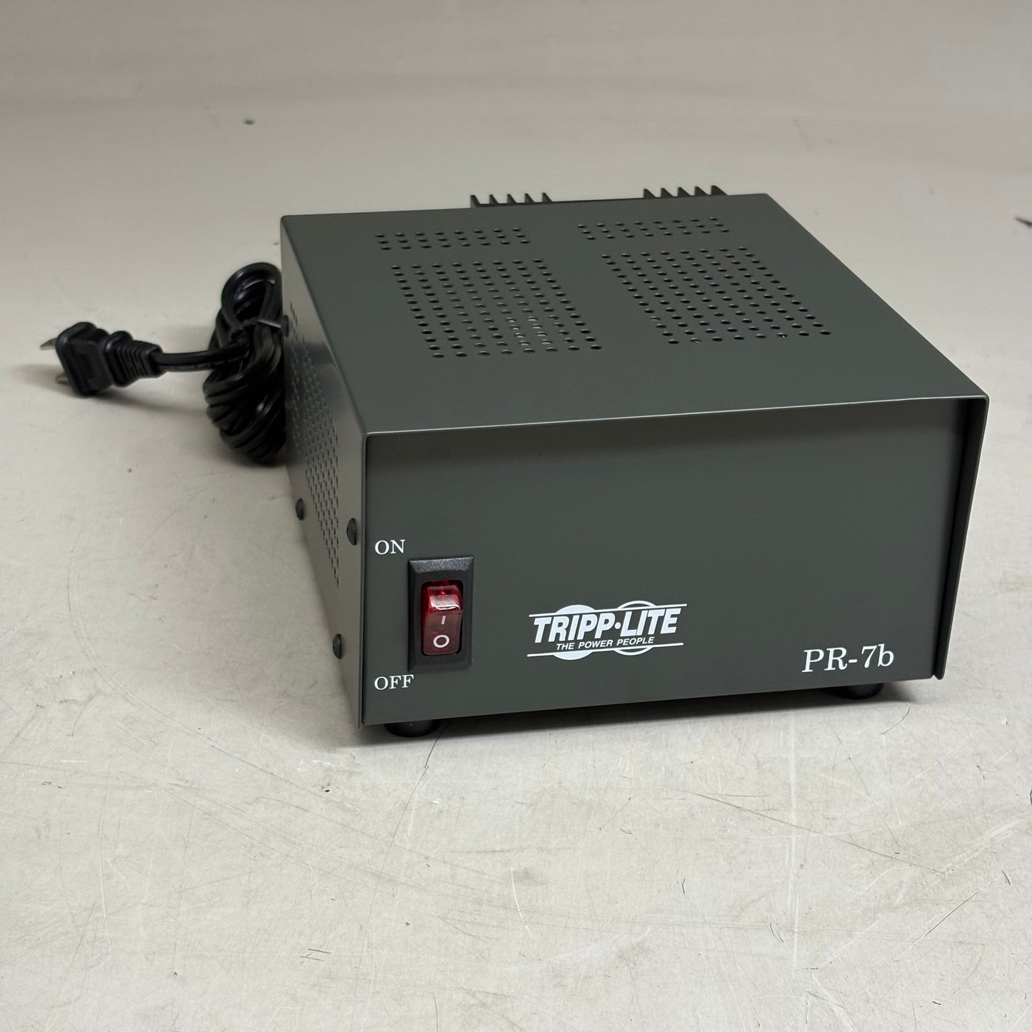 TRIPP LITE Precision Regulated DC Power Supply 13.8V 7AMP PR-7b PR-7B