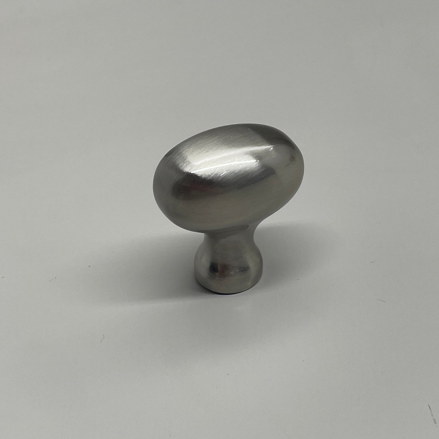 BERENSON (25 PK) Transitional Advantage Three Brushed Nickel Oval Knob 0920-1BPN-P