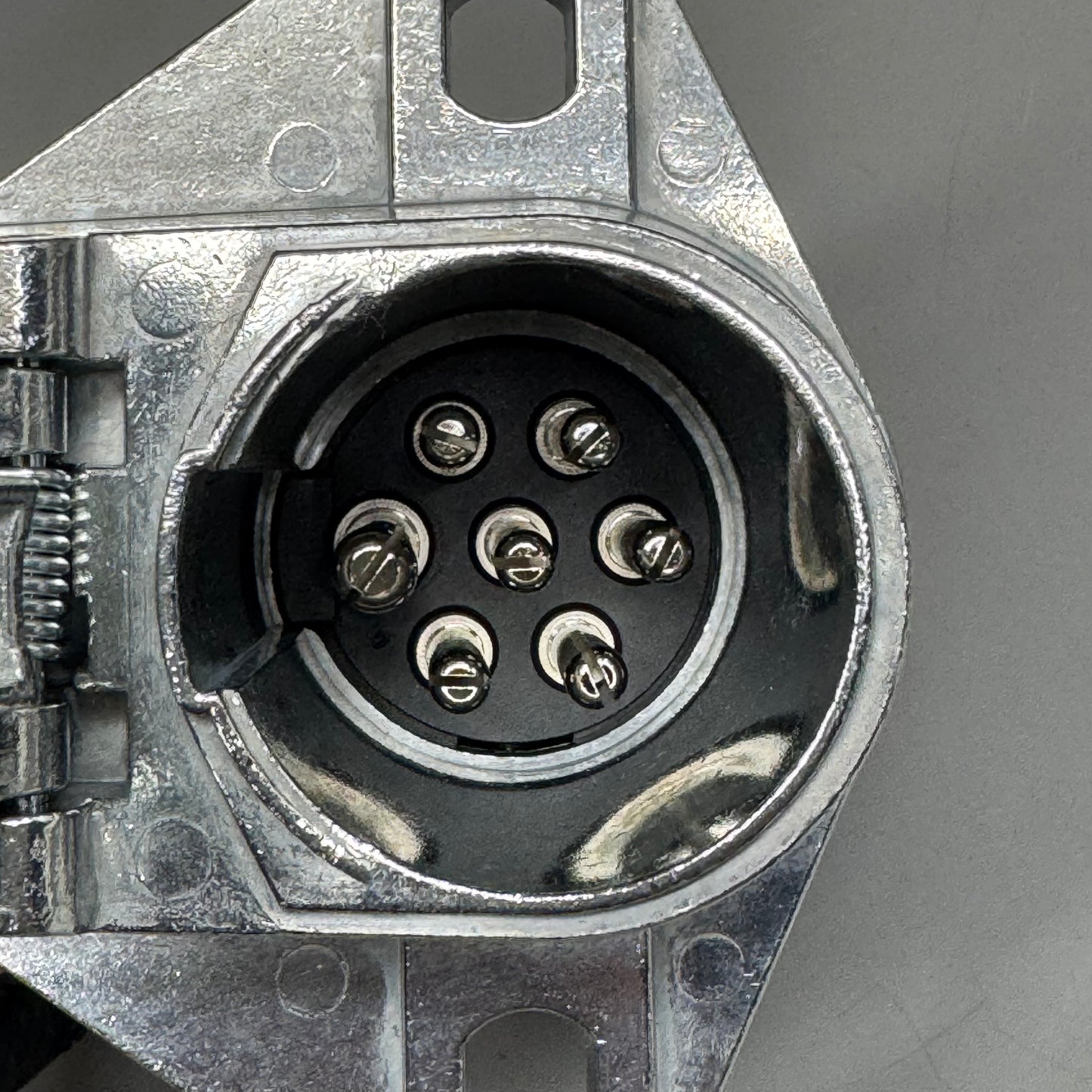 HOPKINS TOWING SOLUTIONS 7 Blade To 7 Round Vehicle To Trailer Adapter 47595