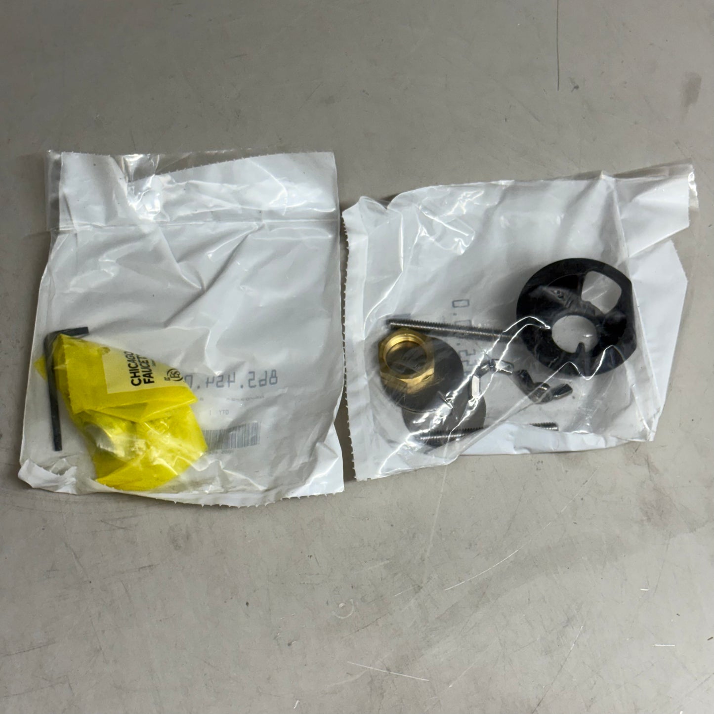 CHICAGO FAUCETS E-Tronic® 40 Series Touch-free Faucet Silver  116.606.AB.1T