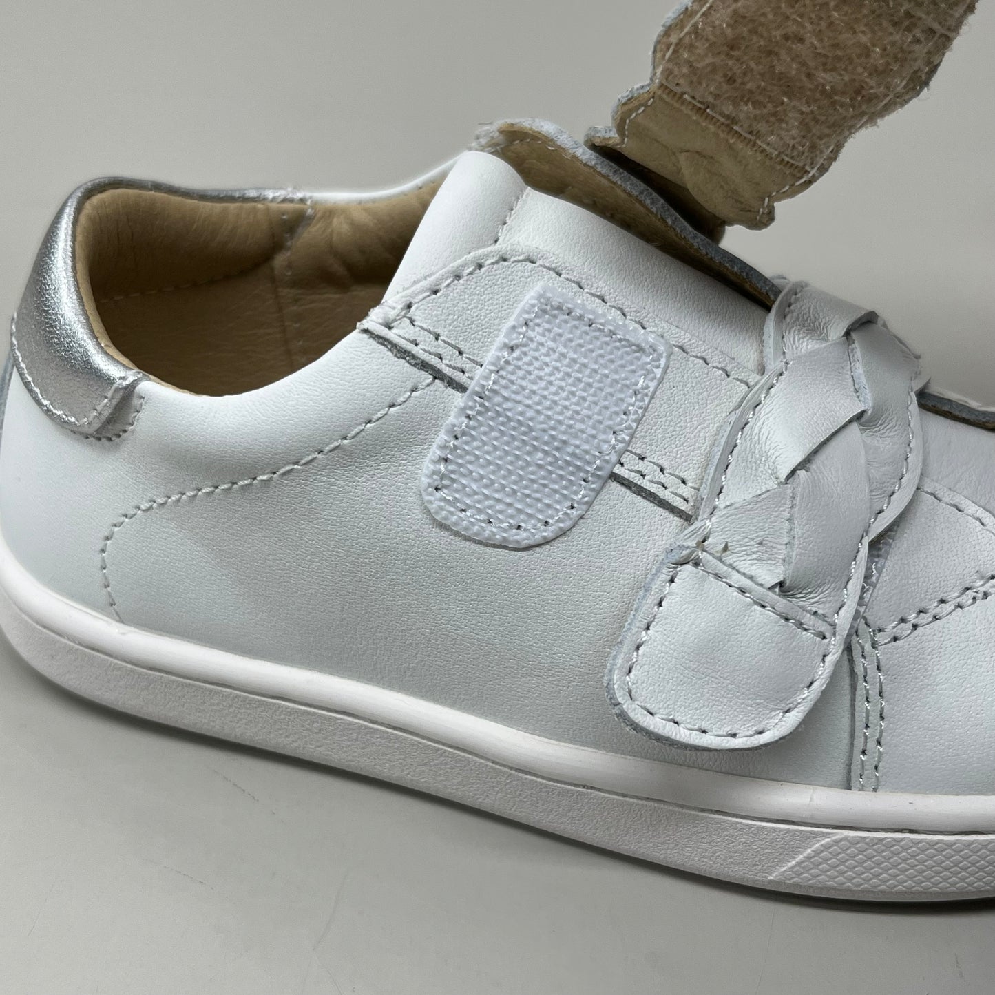 OLD SOLES Baby Plats Leather Shoe Sz 9.5 EU 26 Snow / Silver #6134