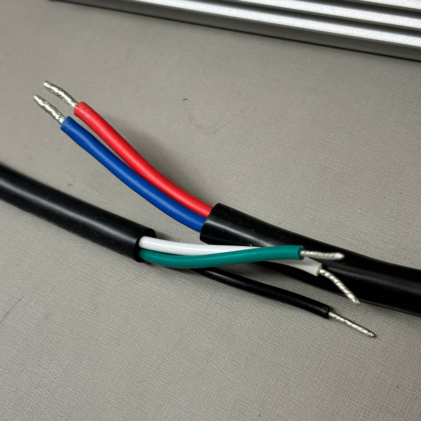 UPOWERTEK LED Driver 700W Cable Programable 108-305Vac 1 Output BLD-700-C420-ENU