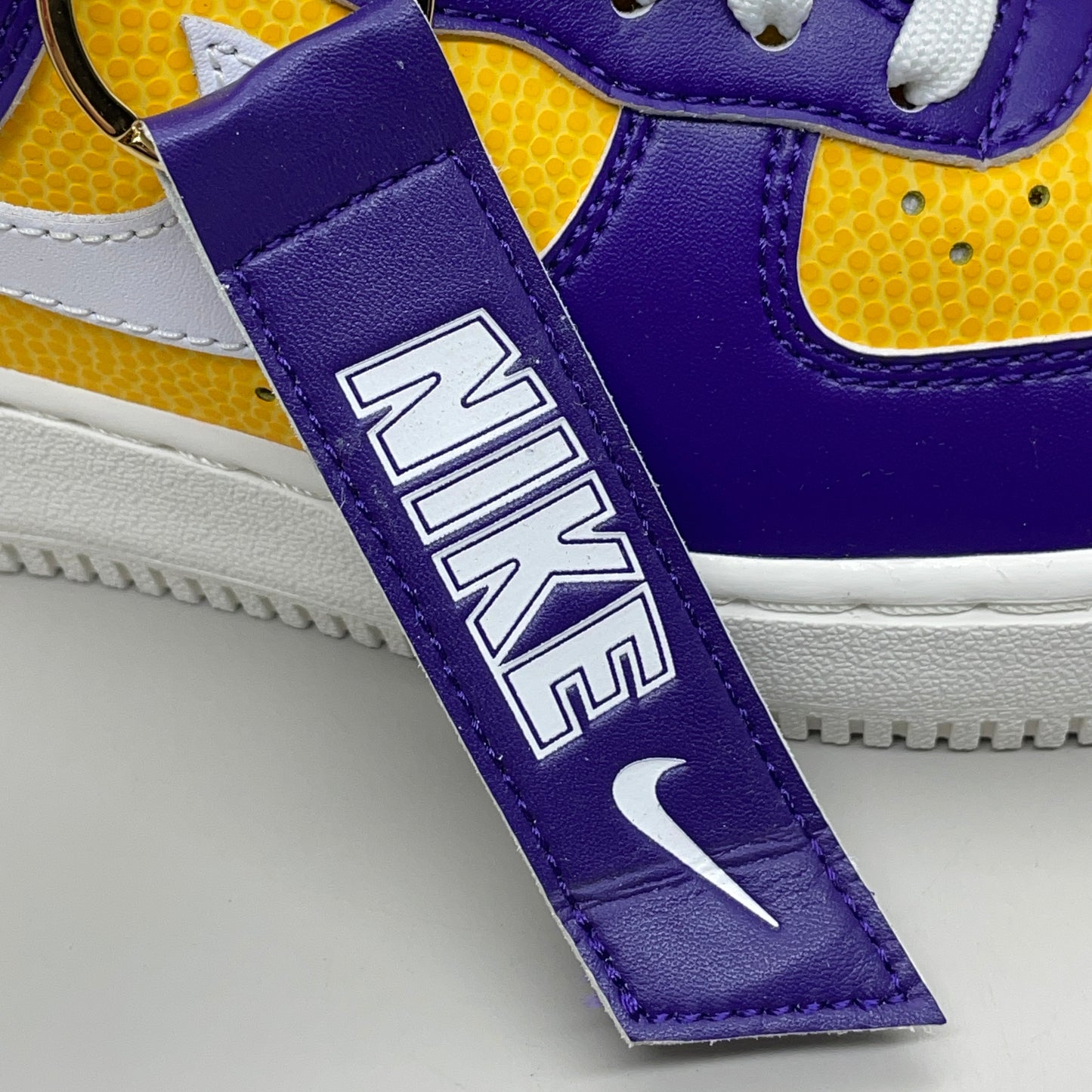 NIKE Women's Air Force 1 '07 Court Purple/White Sz: 6 FJ1408 500 (Slightly Distressed Box)