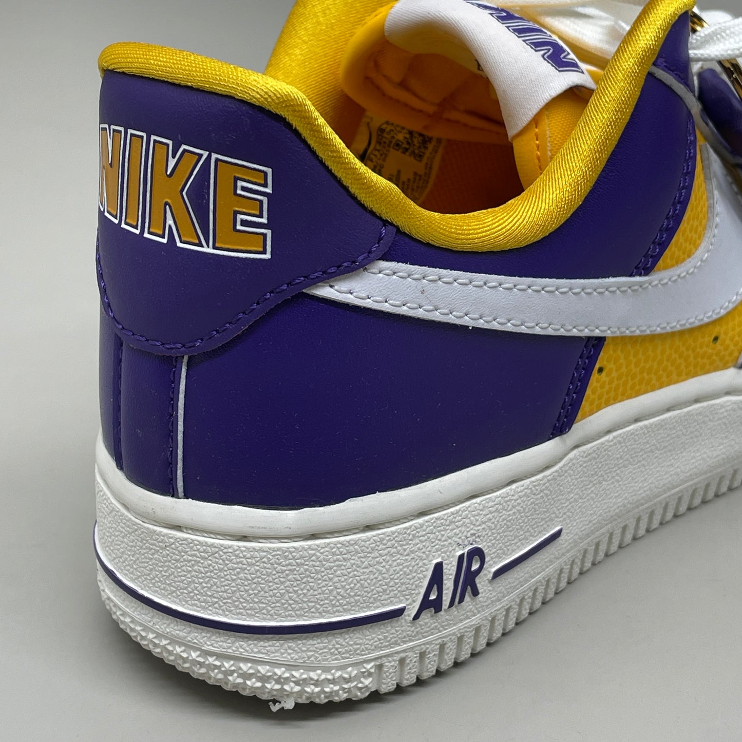 NIKE Women's Air Force 1 '07 Court Purple/White Sz: 6 FJ1408 500 (Slightly Distressed Box)