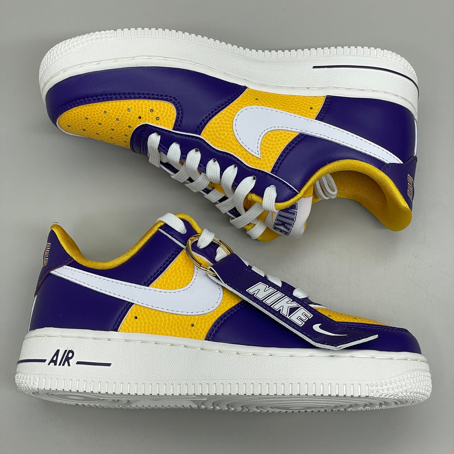 NIKE Women's Air Force 1 '07 Court Purple/White Sz: 6 FJ1408 500 (Slightly Distressed Box)