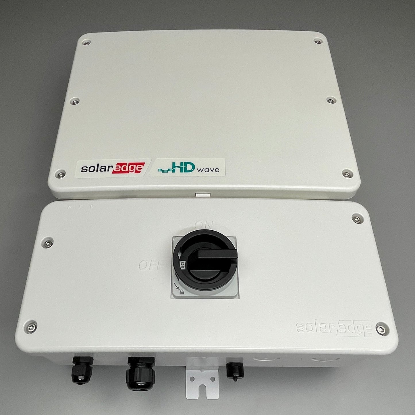 SOLAREDGE Single-Phase Solar Inverter w/ HD-Wave Technology 7600W SE7600H-US (New)
