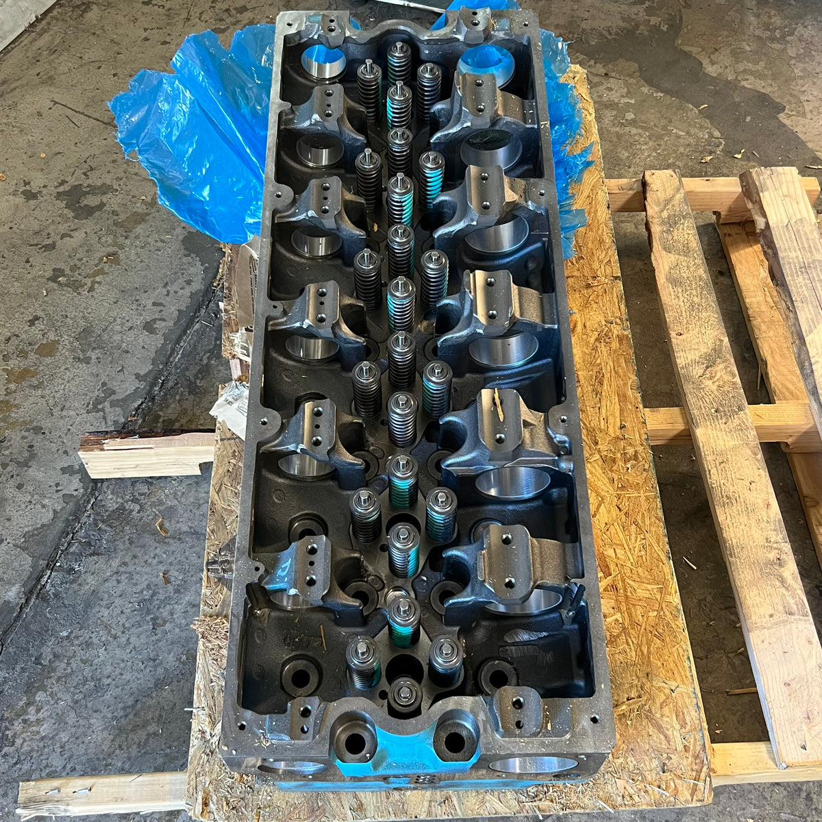 GENUINE CUMMIS Recon Cylinder Head Sz 41" x 15" x 9.5" Steel ISX/QSX15 - 5658287PX
