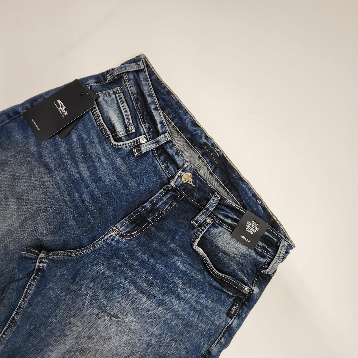 SILVER JEANS CO Suki Curvy Mid Rise Capri Women's Sz 33/23.5 L4396EPX224