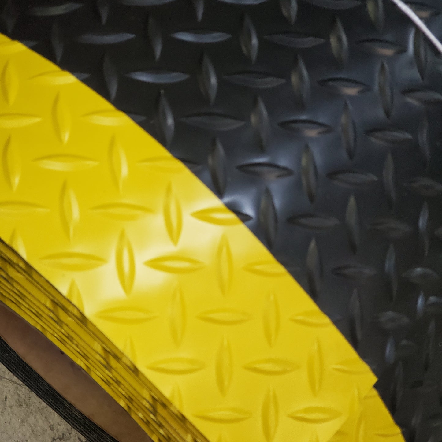 WEARWELL Diamond Plate Spongecote Beveled Floor Mat 9/16"x2'x30' Black/yellow 415.916X2CUTBYL