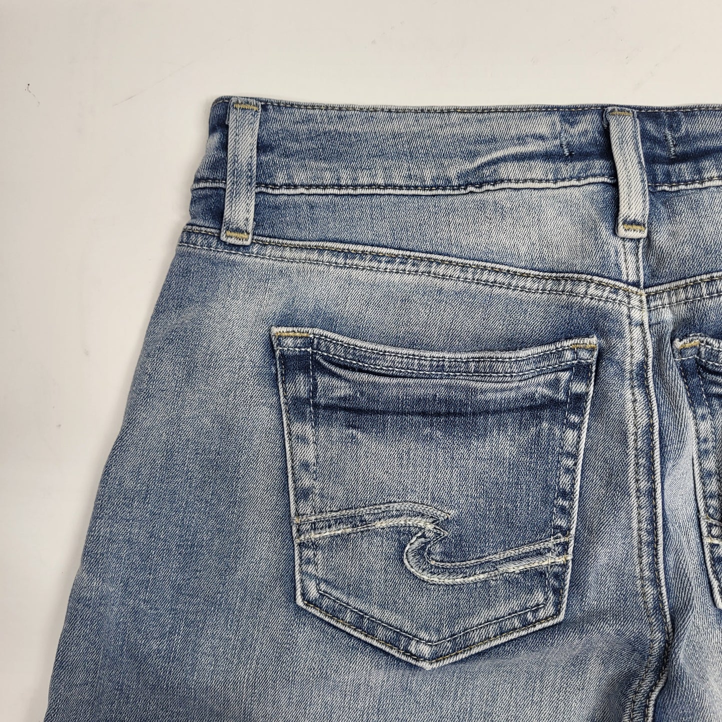 SILVER JEANS CO. Suki Curvy Fit Mid Rise Short Sz 28/4 Indigo L53960EPX199
