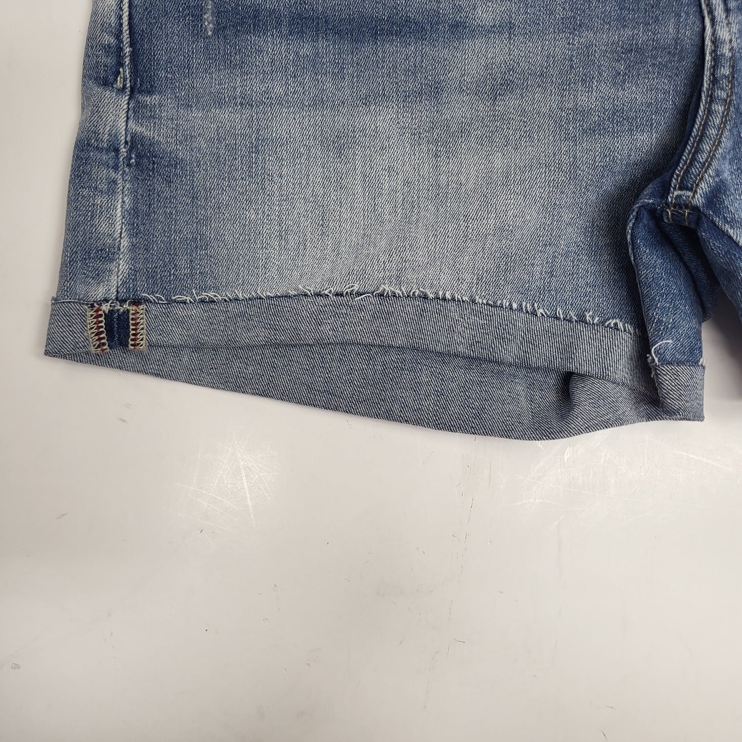 SILVER JEANS CO. Suki Curvy Fit Mid Rise Short Sz 28/4 Indigo L53960EPX199