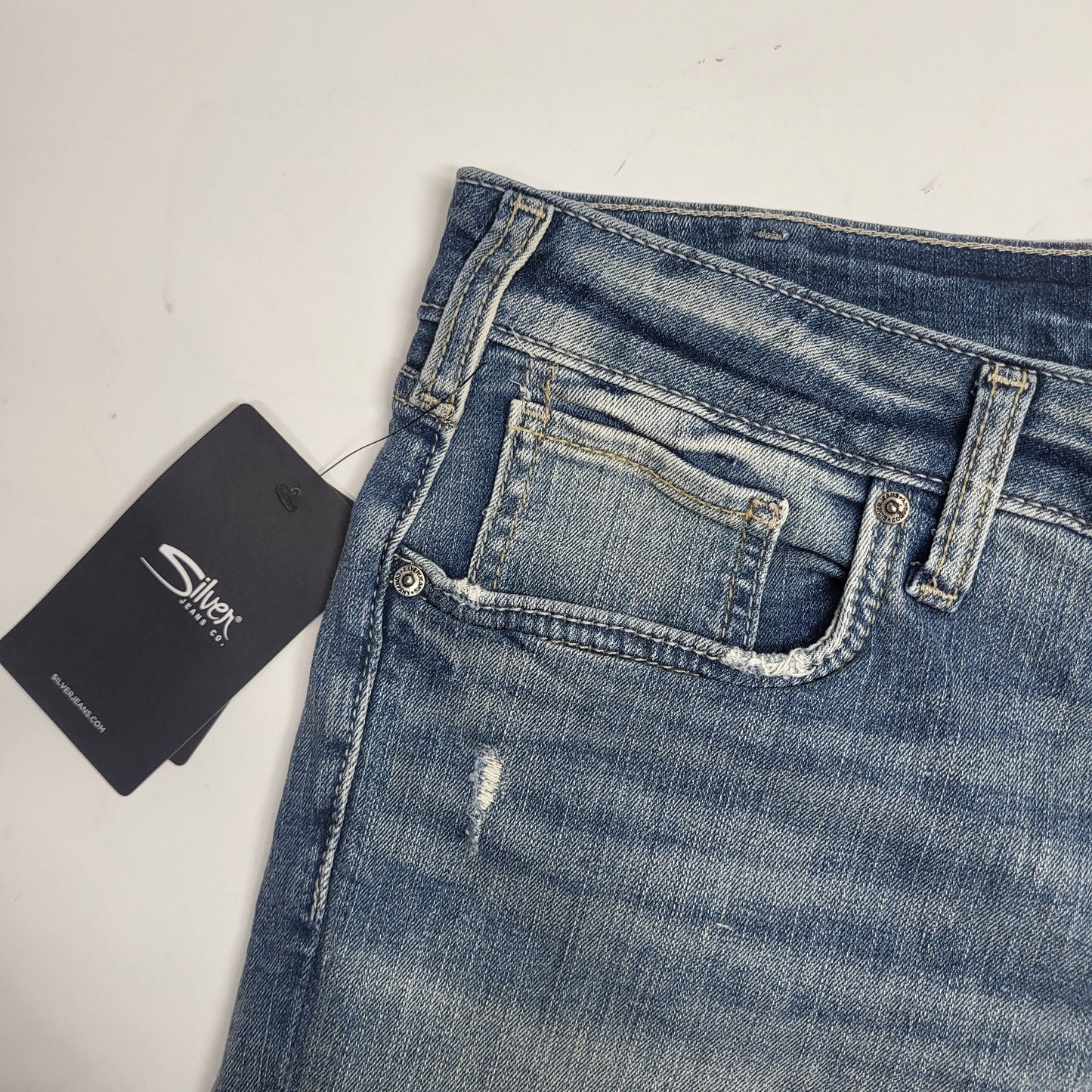 SILVER JEANS CO. Avery Curvy Fit High Rise Straight Leg Sz 33/31 Light Indigo