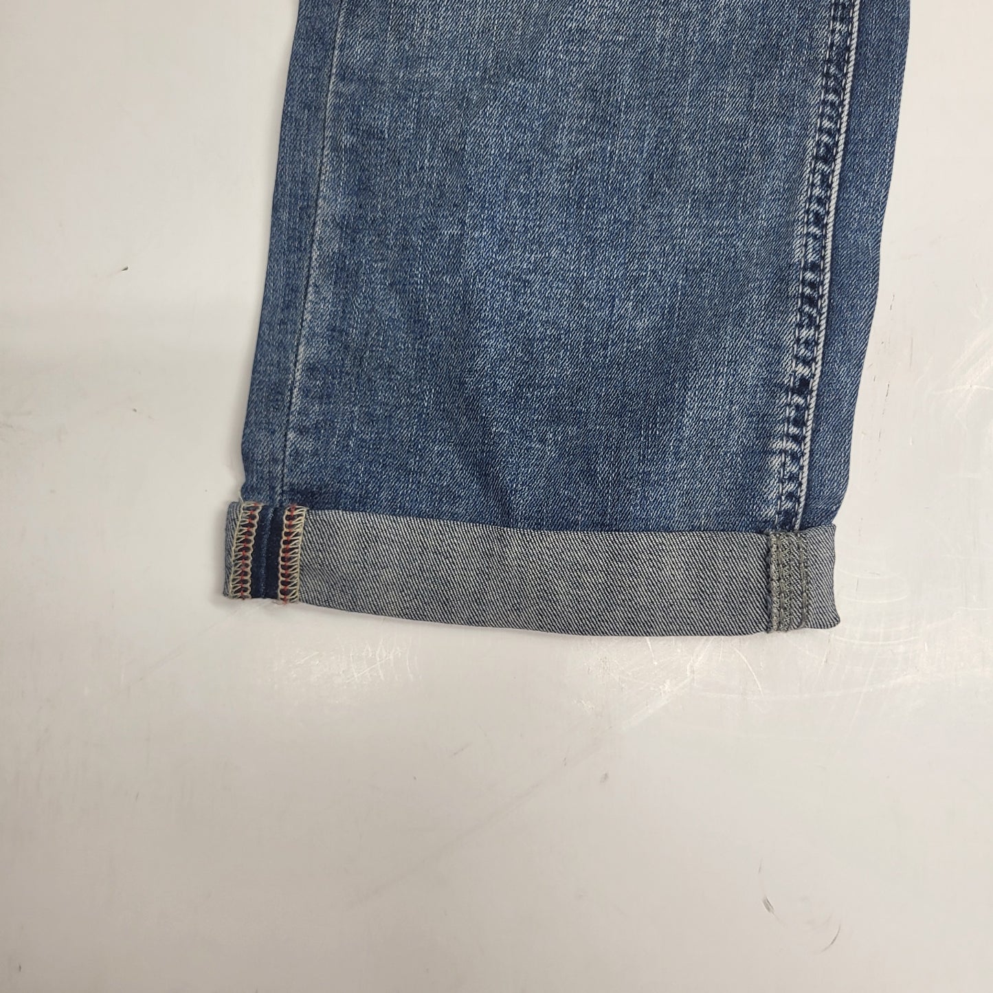 SILVER JEANS CO. Suki Curvy Fit Mid Rise Capri Sz 31/23.5 Light Indigo L43916EPX224