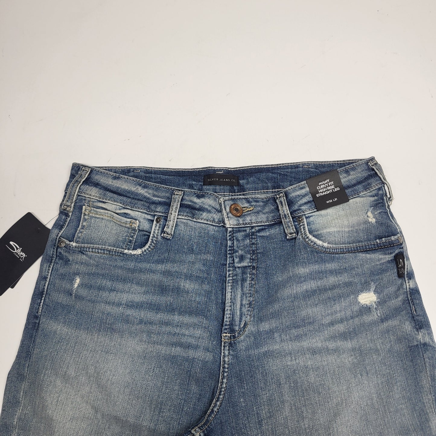 SILVER JEANS CO. Avery Curvy Fit High Rise Straight Leg Sz 33/31 Light Indigo