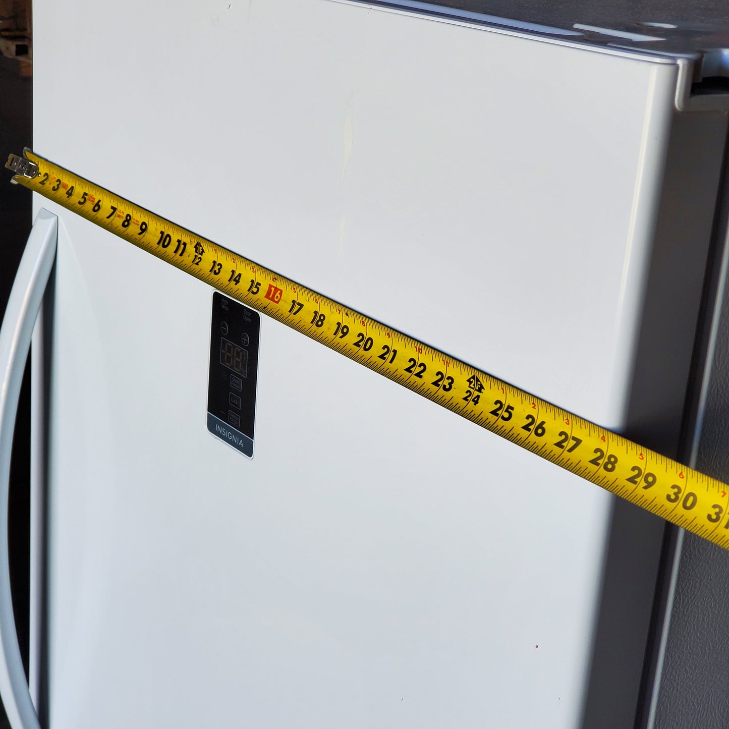 INSIGNIA Convertible Upright Freezer Energy Star 13.8 Cu. Ft. 28"wx30"dx62"t NS-UZ14WH0 (Like New)