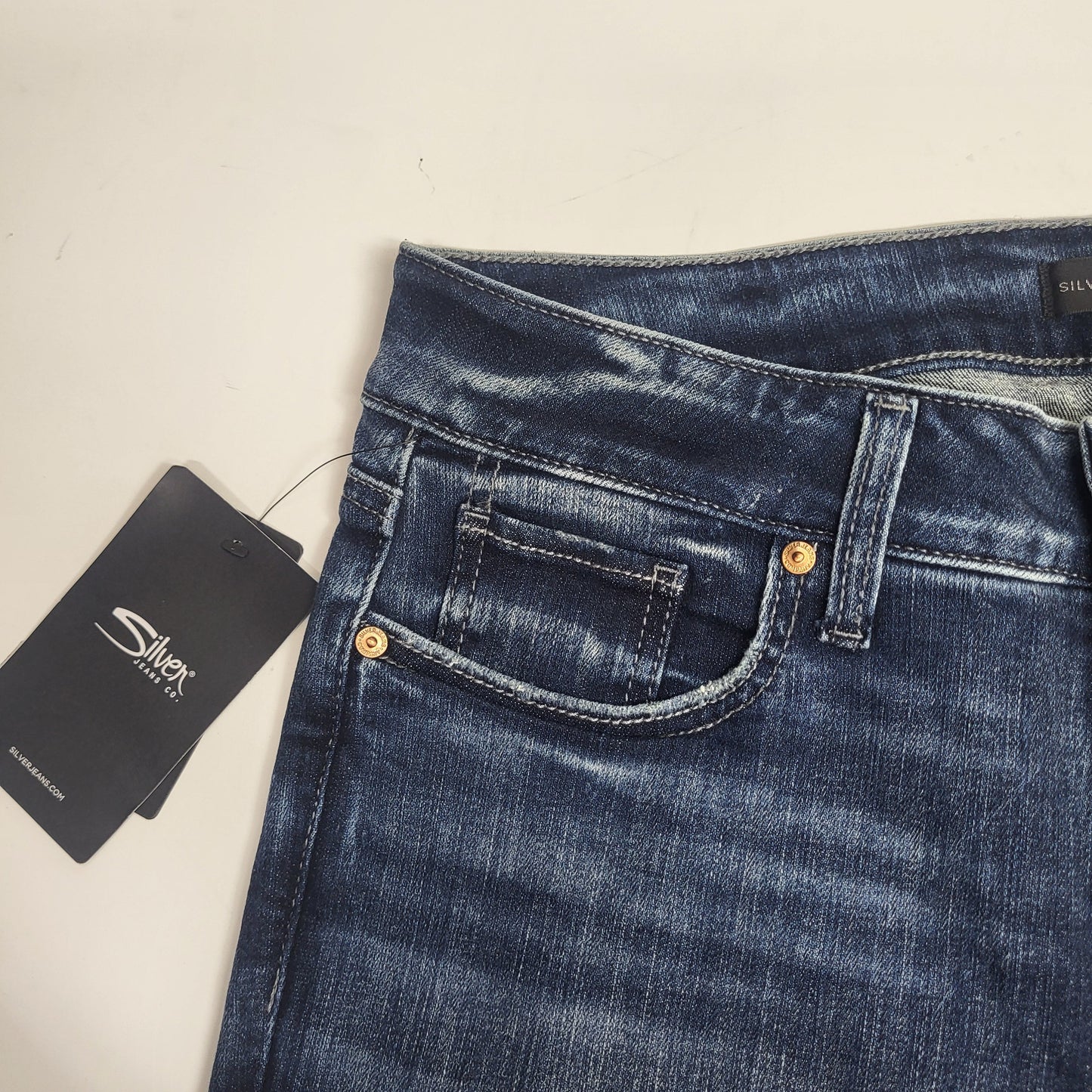 SILVER JEANS CO Suki Curvy Fit Mid Rise Capri Sz 25/23.5 Indigo L43916SCV389