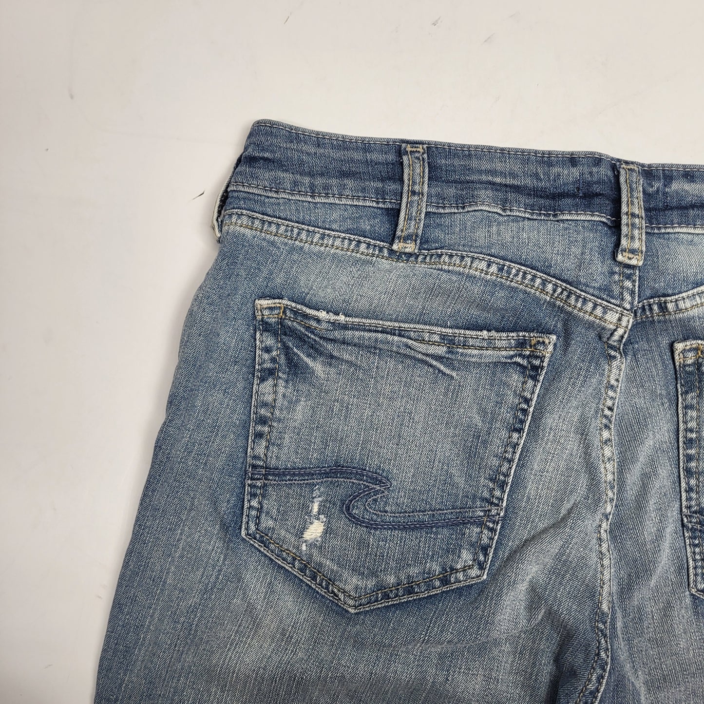 SILVER JEANS CO. Avery Curvy Fit High Rise Straight Leg Sz 33/31 Light Indigo