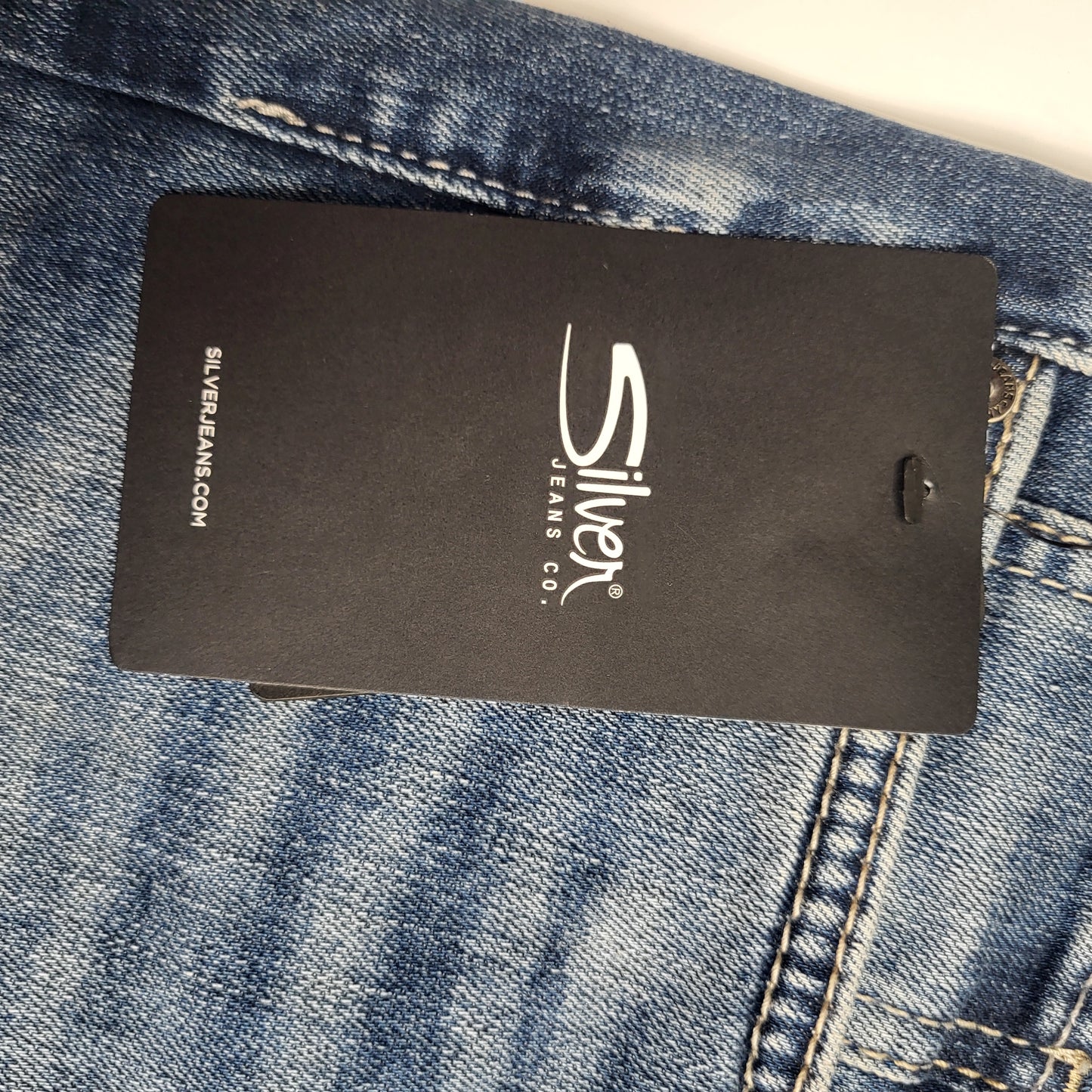 SILVER JEANS CO. Suki Curvy Fit Mid Rise Capri Sz 31/23.5 Light Indigo L43916EPX224