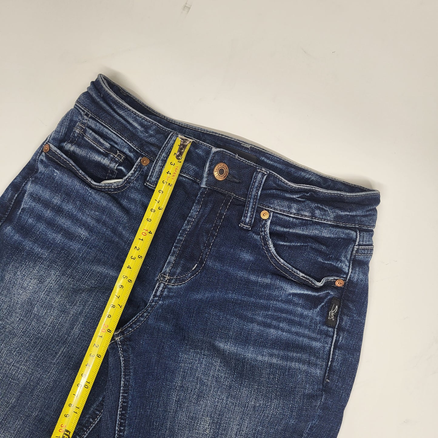 SILVER JEANS CO Suki Curvy Fit Mid Rise Capri Sz 25/23.5 Indigo L43916SCV389