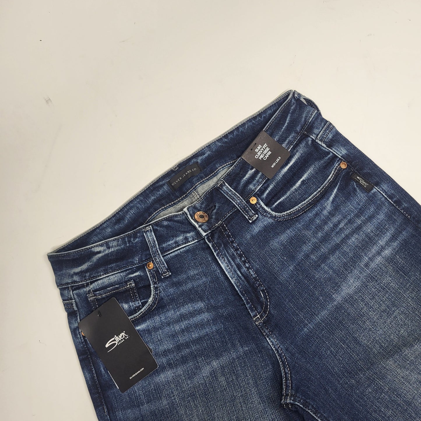 SILVER JEANS CO Suki Curvy Fit Mid Rise Capri Sz 25/23.5 Indigo L43916SCV389
