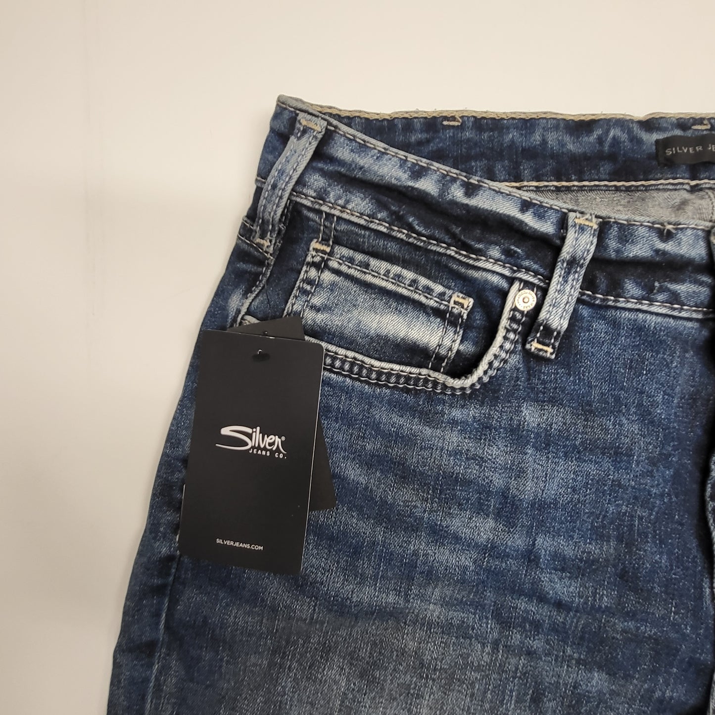 SILVER JEANS CO Suki Curvy Mid Rise Capri Women's Sz 33/23.5 L4396EPX224