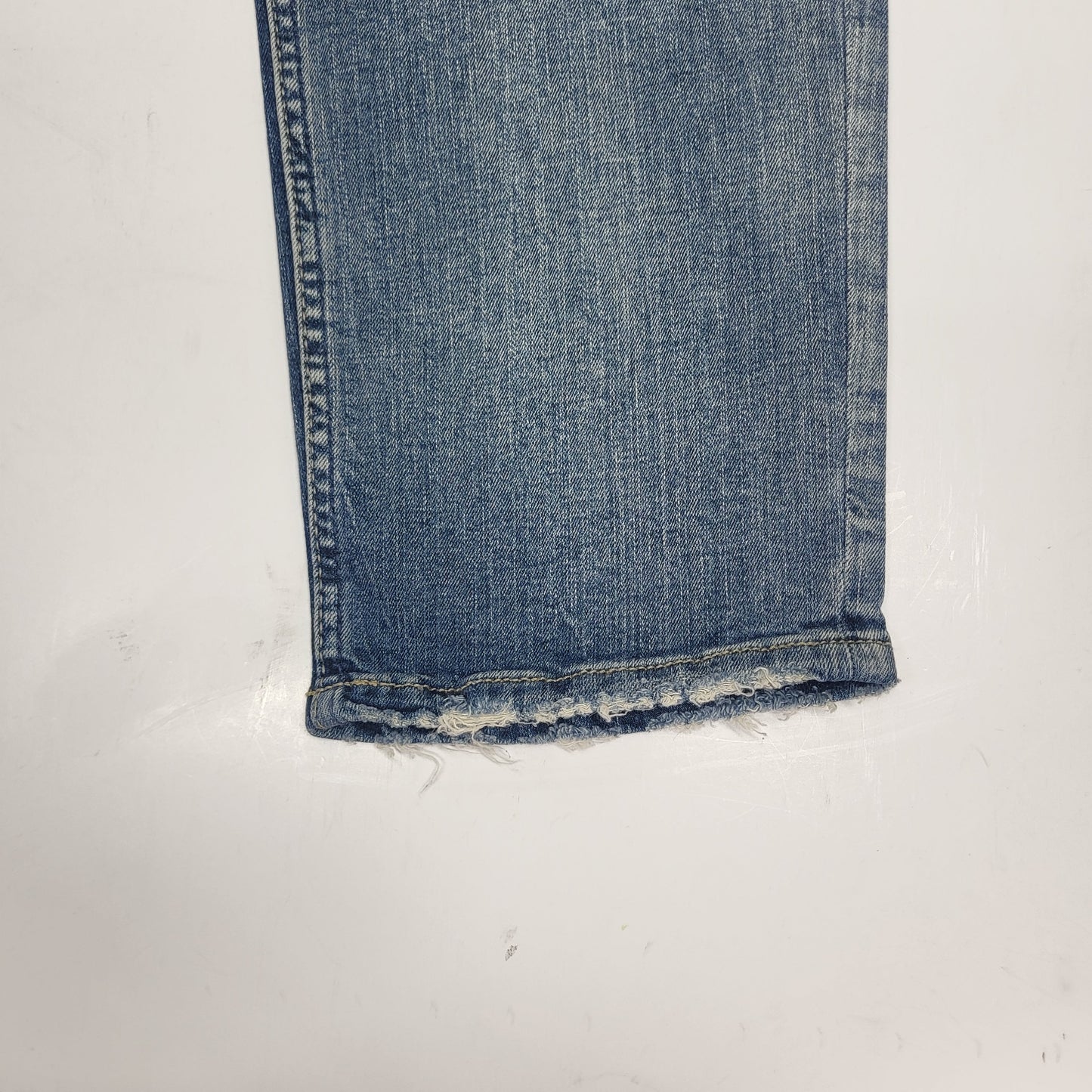 SILVER JEANS CO. Avery Curvy Fit High Rise Straight Leg Sz 33/31 Light Indigo