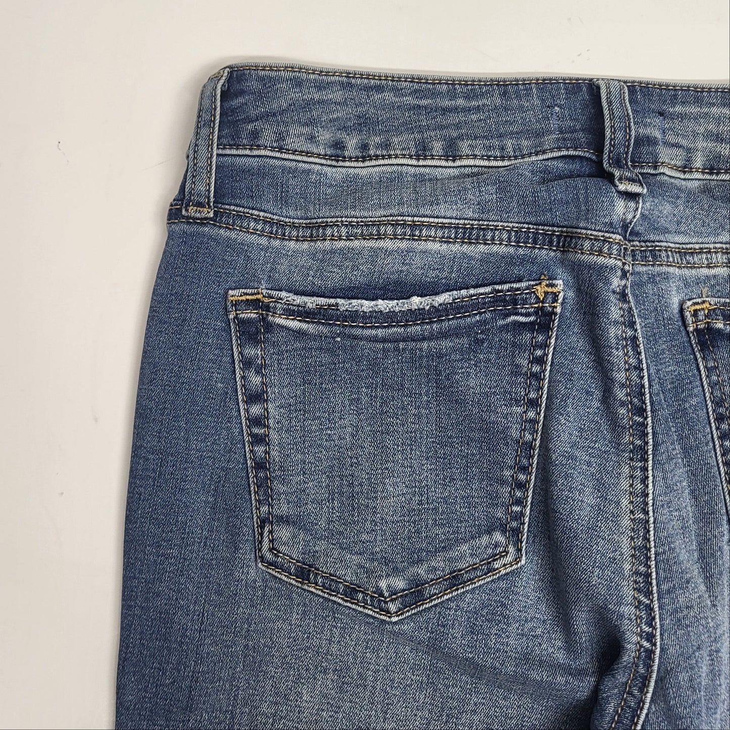SILVER JEANS CO. Suki Curvy Fit Mid Rise Capri Eco Friendly Sz 29/23.5 Indigo